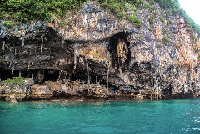 Дикари поневоле: русские туристы в Таиланде ушли жить в пещеру