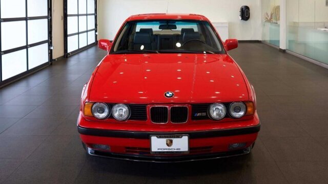 Идеально сохранившийся BMW M5 E34 в ярко-красном цвете