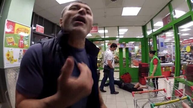 Будни самоизоляции: в столичном супермаркете отъели ухо москвичу