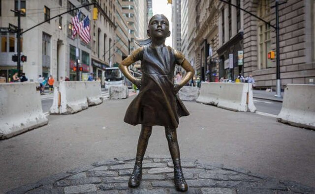 История памятника “Бесстрашная девочка” напротив биржи NYSE