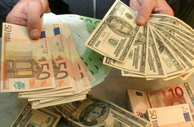 Гражданам Беларуси предложили добровольно сдать все наличные доллары и евро на дезинфекцию
