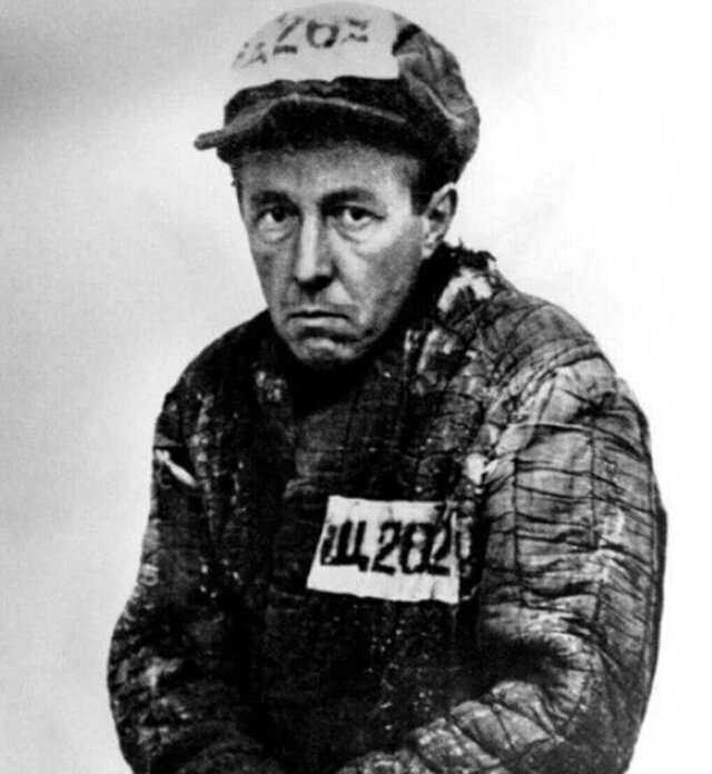 Для создания "лагерных" снимков Солженицын устроил с друзьями "фотосессию", надев робу с номерами
