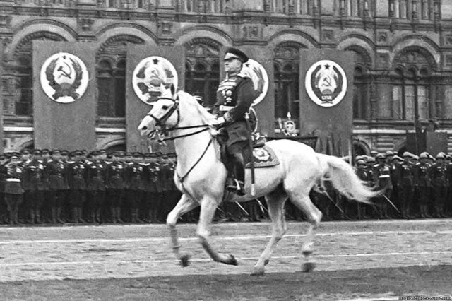 Почему Парад Победы принимал не Сталин, а маршал Жуков?