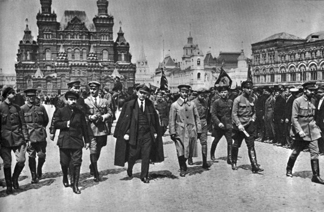 Почему на Красной площади 7 ноября проводились парады?