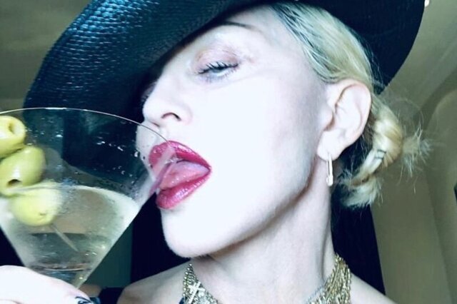 Мадонна выложила снимок в прозрачном белье, и фанаты певицы решили, что ей пора на пенсию