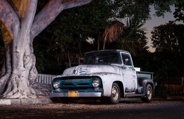 Фотограф из Лос-Анджелеса коротает время самоизоляции ночной охотой на винтажные автомобили