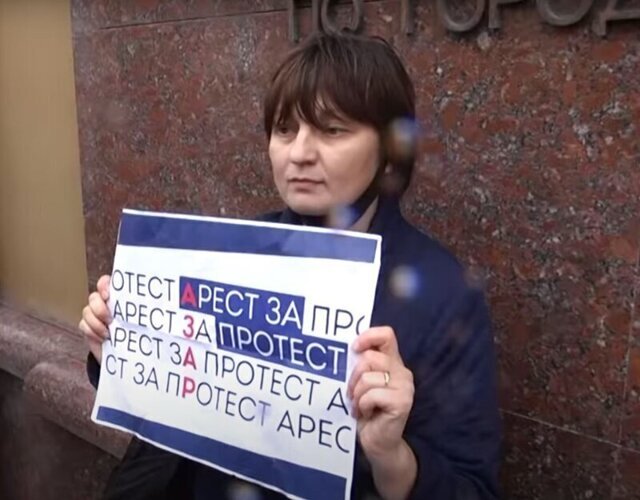 В России гражданам запретили держать плакаты в руках
