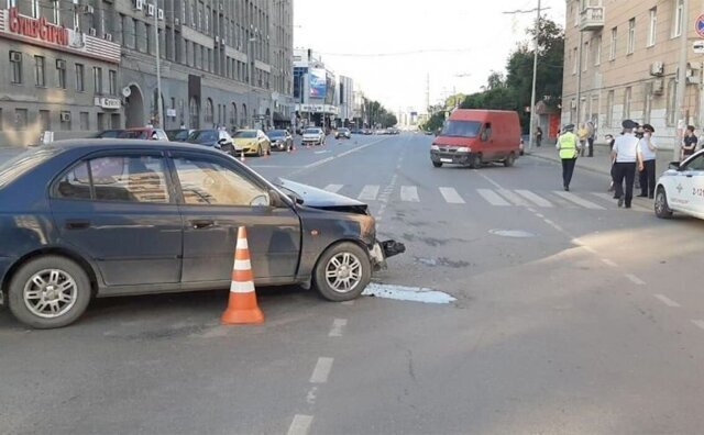 Авария дня. В центре Екатеринбурга фургон врезался в группу пешеходов