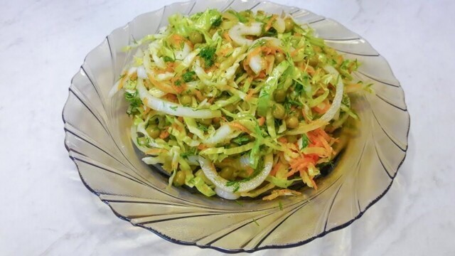 Витаминный салат из свежей капусты