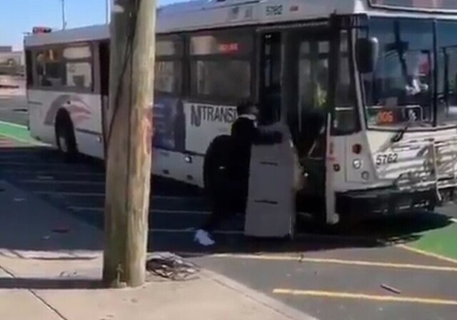 Водитель-расист не пустил в автобус темнокожего с банкоматом 