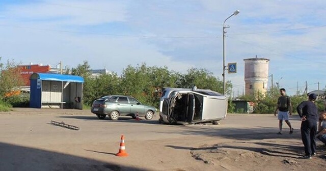 Авария дня.  В Воркуте водитель без прав протаранил автомобиль в котором ехала семья