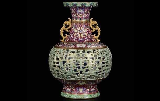У пожилой женщины нашли потерянную древнюю вазу династии Цин и продали за $9 млн