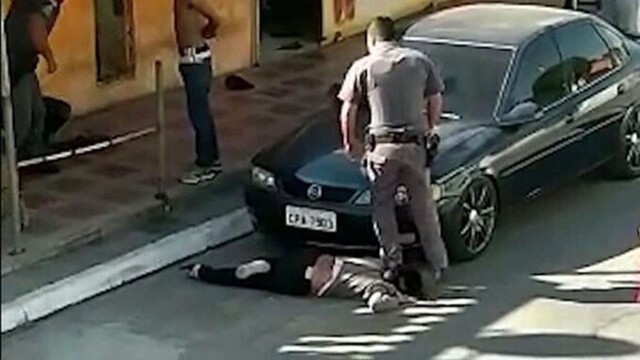 Жестокость: в Бразилии полицейский встал на шею чернокожей женщины