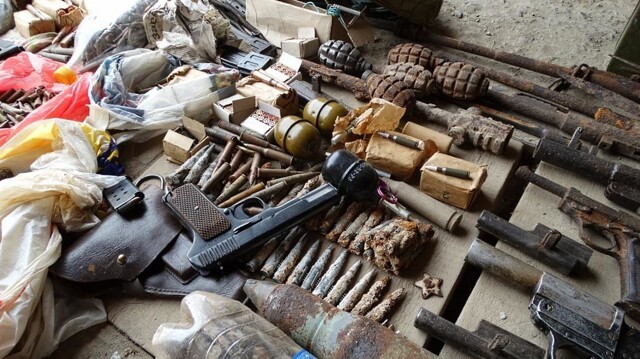 У жителя Волгограда в гараже обнаружили целый арсенал и человеческие останки