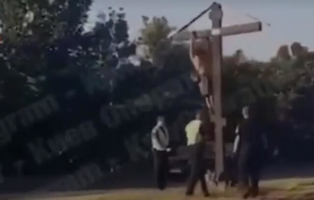 Как полиция пыталась снять с креста украинского аборигена: видео