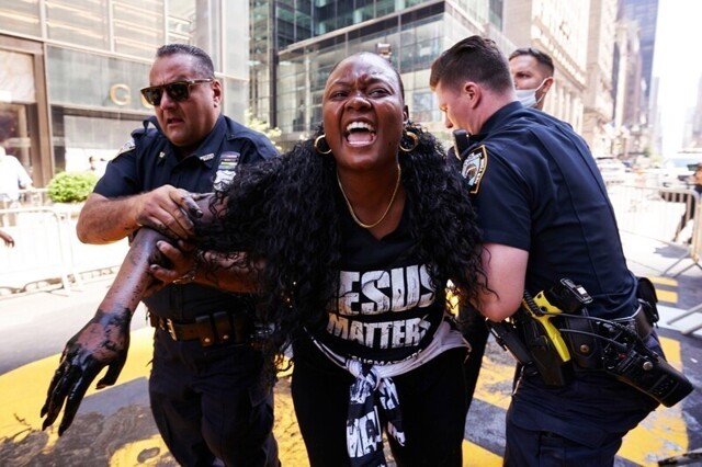 Надпись Black Lives Matter на Манхэттене облили краской уже третий раз