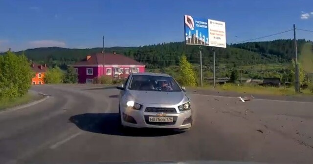 Водитель Chevrolet не вписался в поворот в Челябинской области