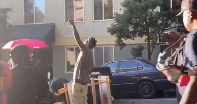 Ещё не всё потеряно: чернокожий мужчина удивил протестующих в Сиэтле