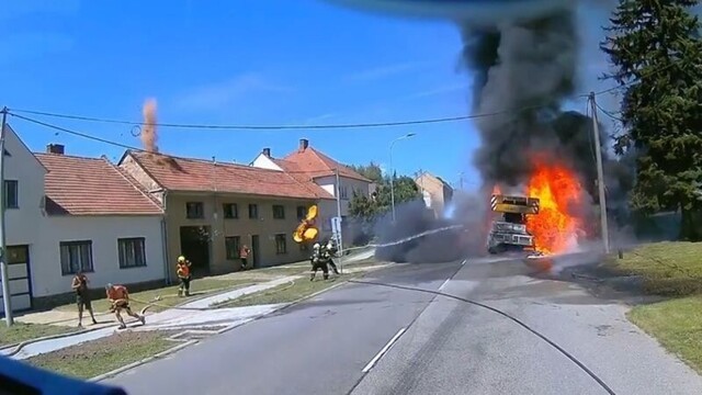 Загоревшийся автокран встретил пожарных летающим огненным колесом