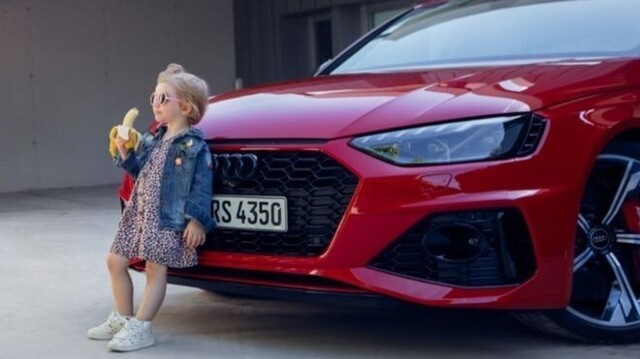 Audi разместила рекламу с девочкой с бананом. Она возмутила сразу многих