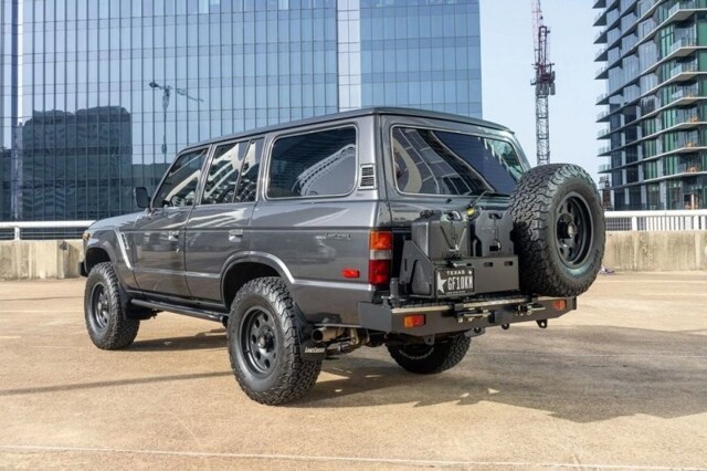 Модифицированный Toyota Land Cruiser 1988 с сиденьями BMW 5-й серии выглядит очень круто