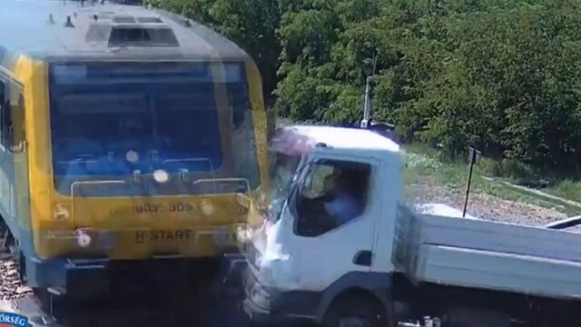 Водитель  грузовика решил проскочить перед поездом: видео