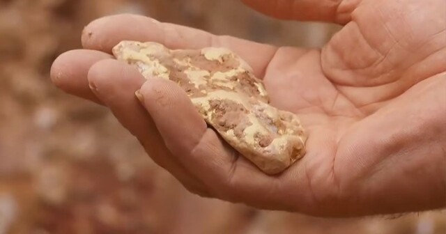 Австралийские охотники за золотом нашли огромный самородок