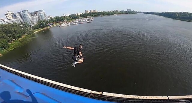 Парень прыгнул с моста в реку, находясь на крыше движущегося поезда метро