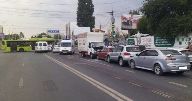 Авария дня. ГАЗель с дынями протаранила шесть машин в Волгограде