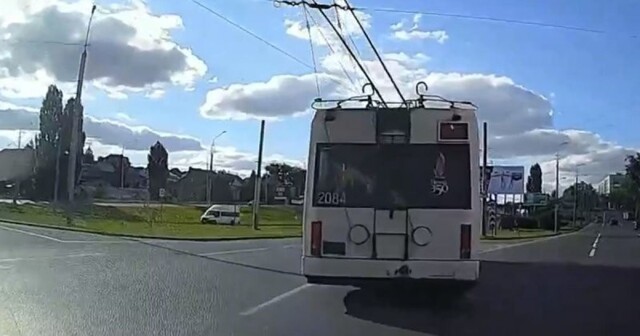 Пензенский автомобилист врезался в троллейбус