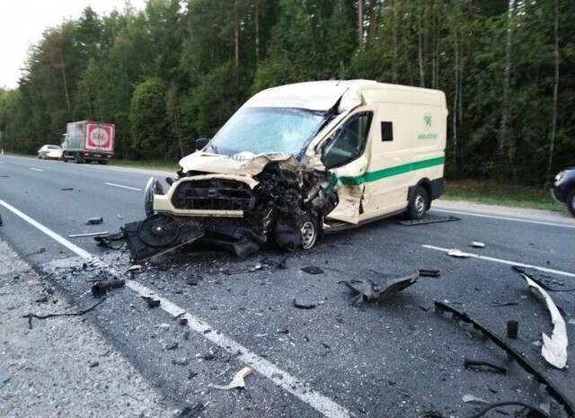 Авария дня. Водитель инкассаторского автомобиля устроил ДТП в Кировской области