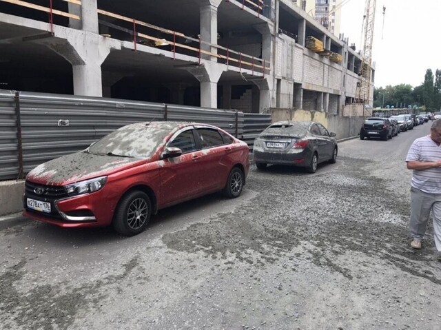 Пять легковушек попали под бетонный ливень в Воронеже
