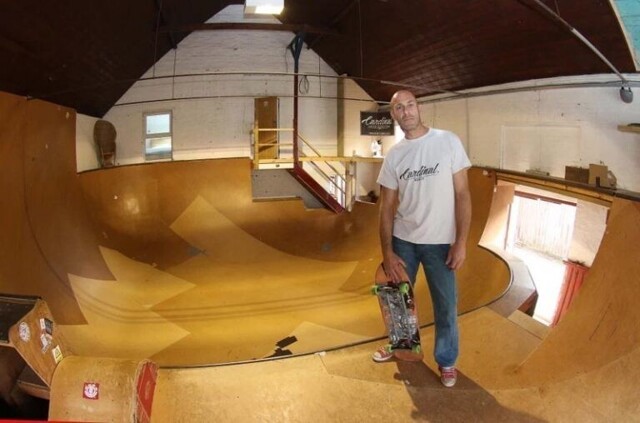 Мужчина продает дом с огромным крытым скейт-парком