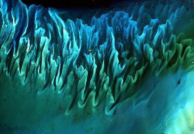 Абстрактная фотография Багамских островов выигрывает конкурс  НАСА за лучшую фотографию Земли