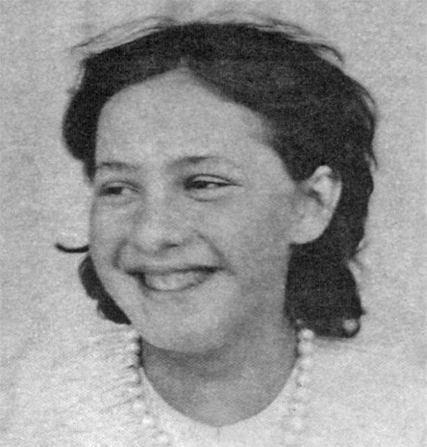 Девочка с персиками