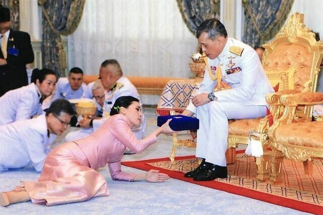 Жены и любовницы короля Таиланда: Одну кормил из собачьей миски, другую - отправил к смертникам