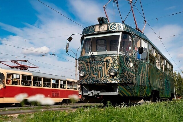 Каллиграф разрисовал екатеринбургский трамвай