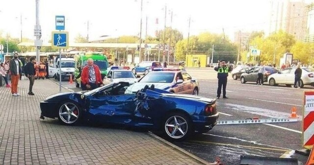 В Москве водитель Ferrari не справился с управлением и врезался в маршрутку