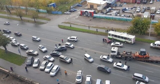 Авария дня. Массовое ДТП с участием восьми автомобилей в Новосибирске
