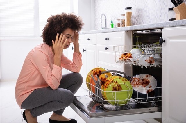 От перегрузки до засора: какие факторы вызывают неполадки в работе посудомойки?