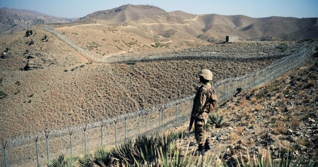 Пакистан отгораживается от Афганистана колючей проволокой и минами