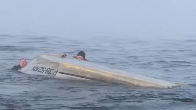 Спасение рыбаков, оказавшихся в воде после столкновения с судном