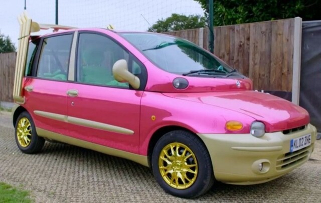 Розовый Fiat Multipla с зеленым пушистым салоном