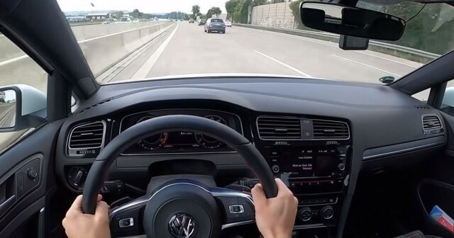 Авария на скорости 240 км/ч: столкновение VW Golf и Skoda на автобане