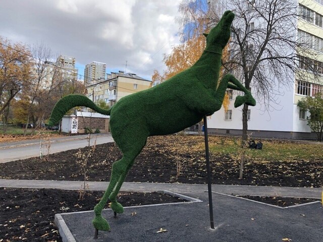 Лошадь в агонии: от новой зеленой статуи жителям Уфы становится не по себе