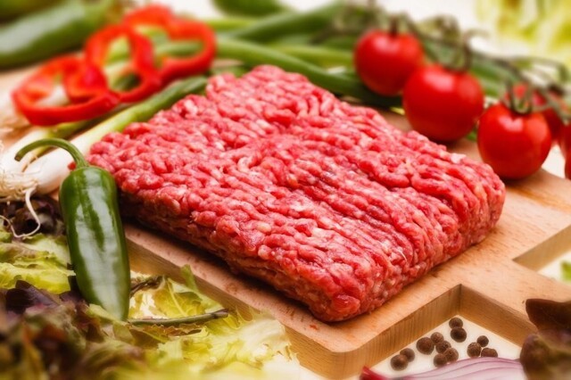Красный фарш в готовой еде: почему мясное блюдо может сохранить красноватый или розовый цвет и после термической обработки?