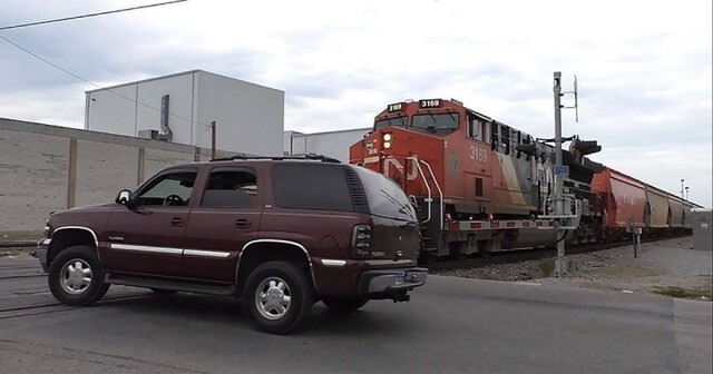 Поезд против Chevrolet Tahoe: водитель не стал дожидаться, пока поднимется шлагбаум