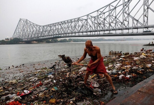 Все цвета грязи: как индийцы убивают священную реку Ганг