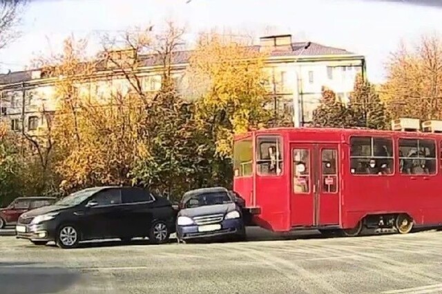 Авария дня. В Казани трамвай протаранил автомобили