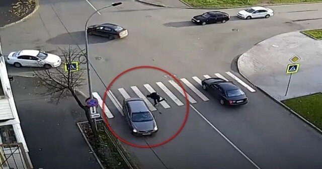 Автомобилистка сбила парня в капюшоне на пешеходном переходе в Петрозаводске